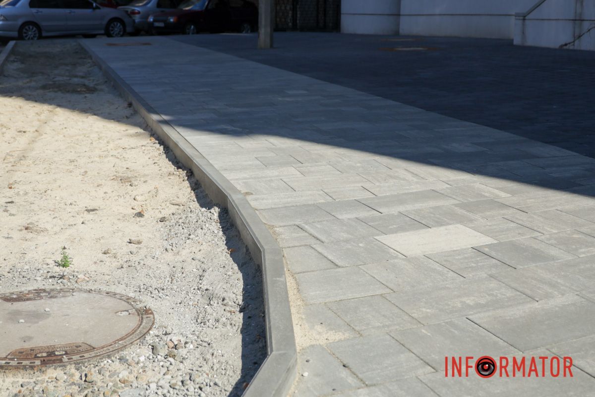 Не за бюджетные средства: в Днепре завершили ремонт части тротуара на улице Поля 9