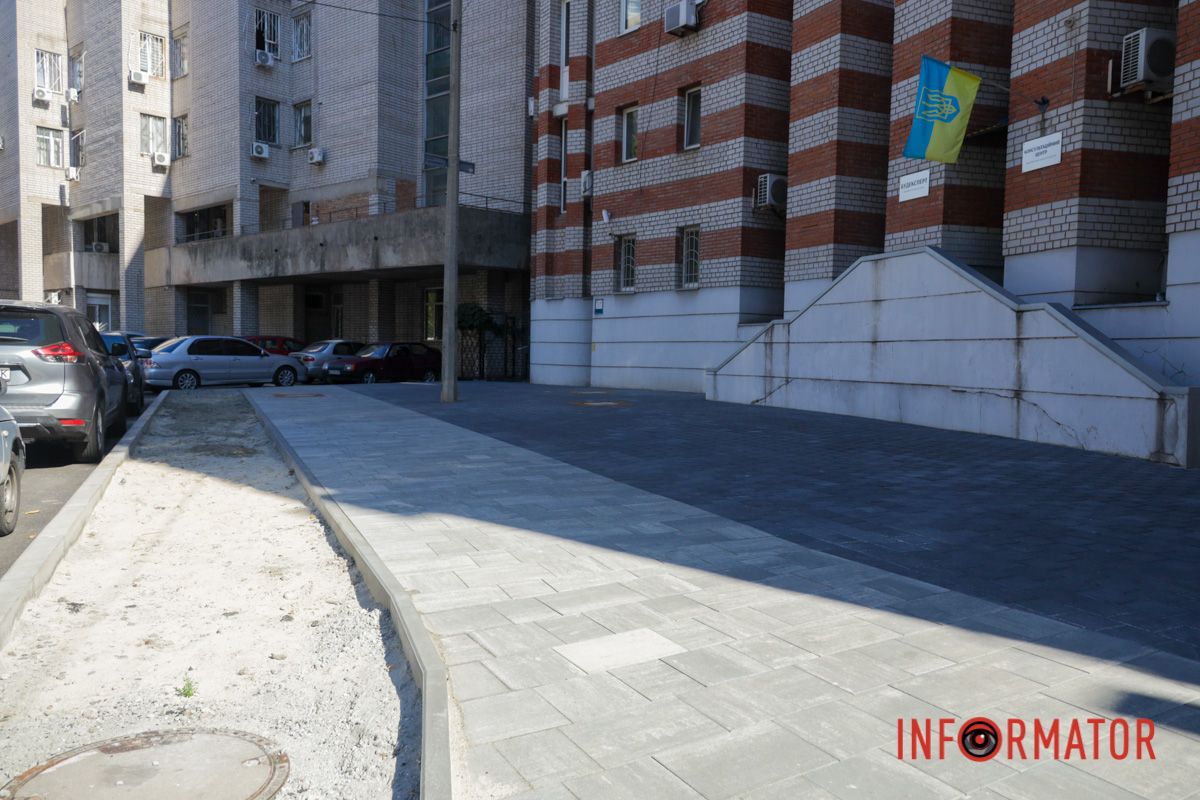 Не за бюджетные средства: в Днепре завершили ремонт части тротуара на улице Поля 8