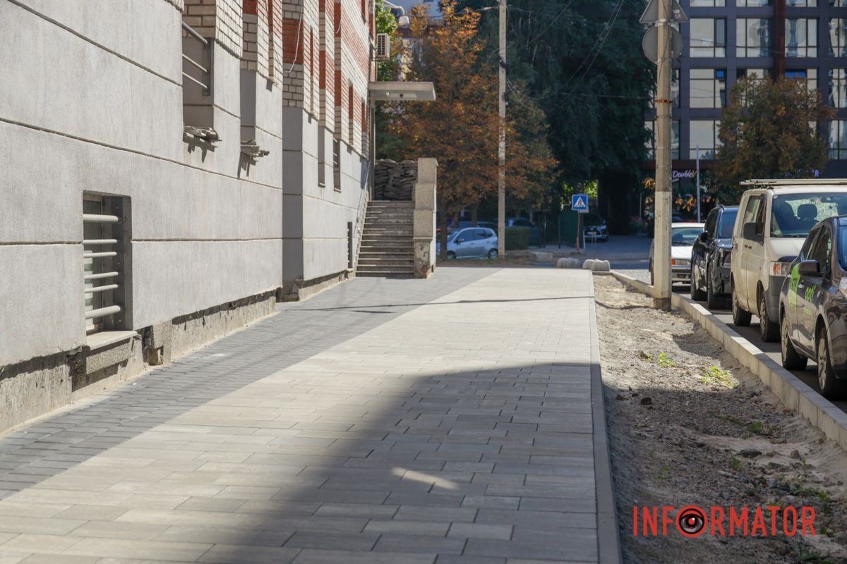 Не за бюджетные средства: в Днепре завершили ремонт части тротуара на улице Поля 7