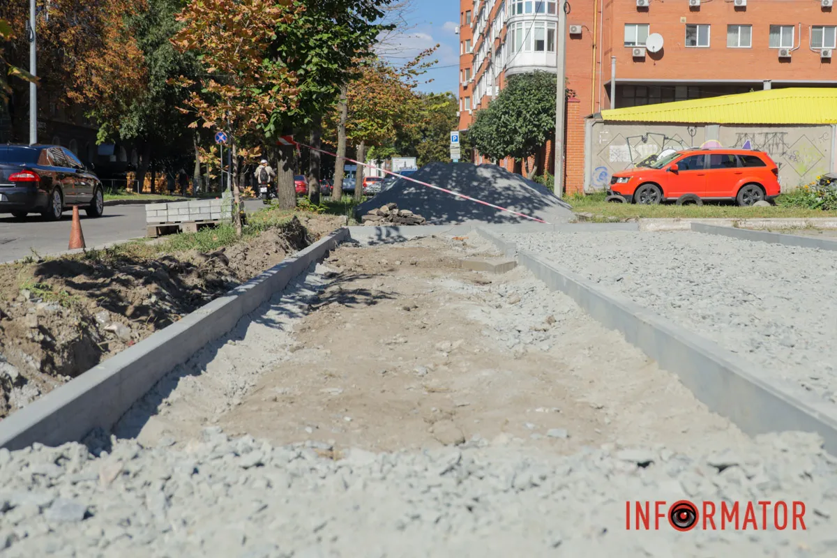 У Дніпрі на Володимира Великого оновлюють тротуар із шматком “велодоріжки”: як виглядає велосипедна інфраструктура в Європі 8