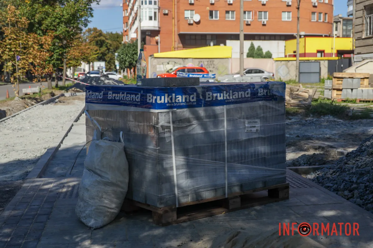 У Дніпрі на Володимира Великого оновлюють тротуар із шматком “велодоріжки”: як виглядає велосипедна інфраструктура в Європі 1