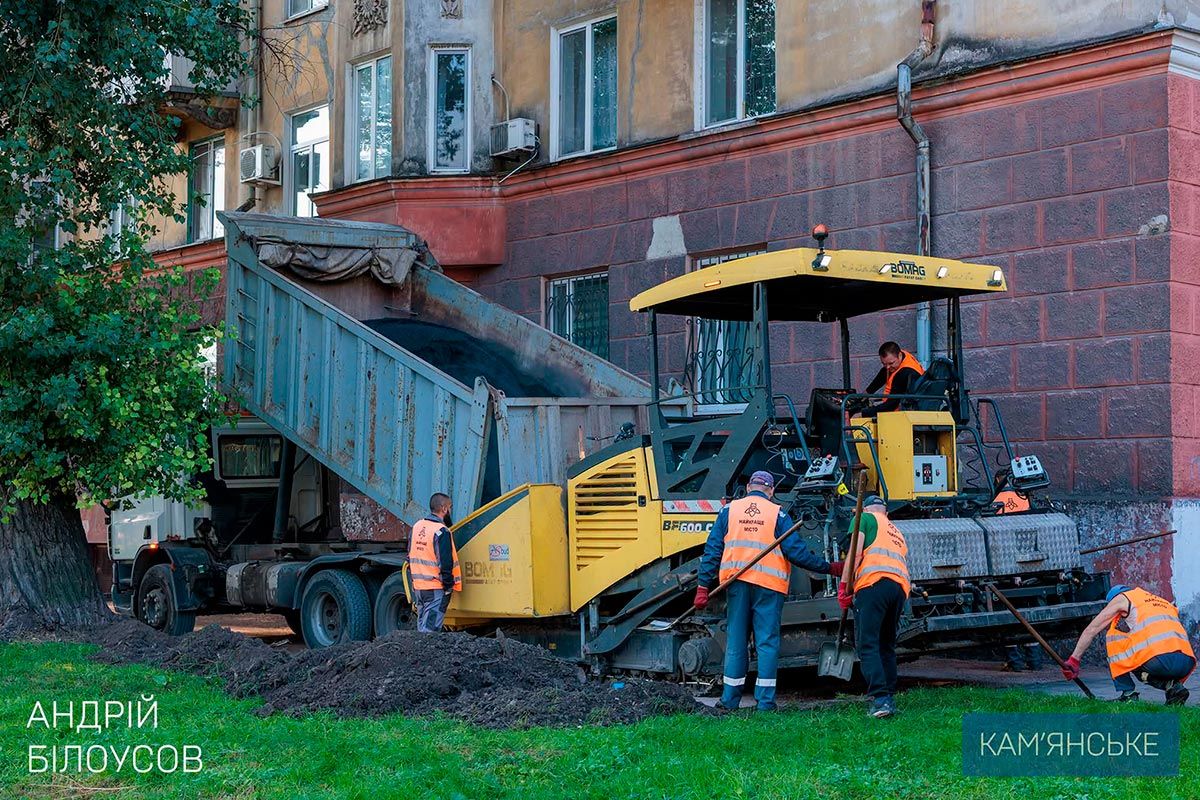 У межах програми безбар'єрності: у Кам’янському ремонтують внутрішньоквартальні дороги та тротуари 2