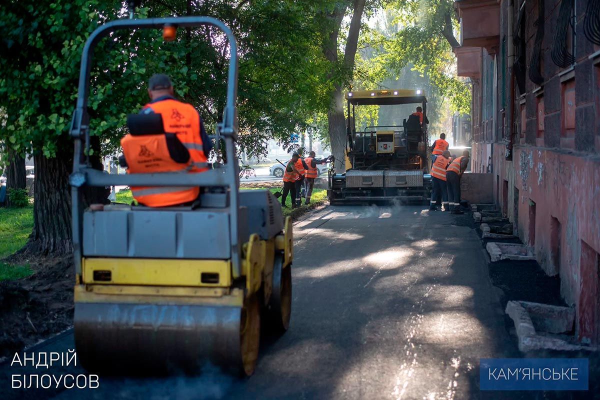 У межах програми безбар'єрності: у Кам’янському ремонтують внутрішньоквартальні дороги та тротуари 4