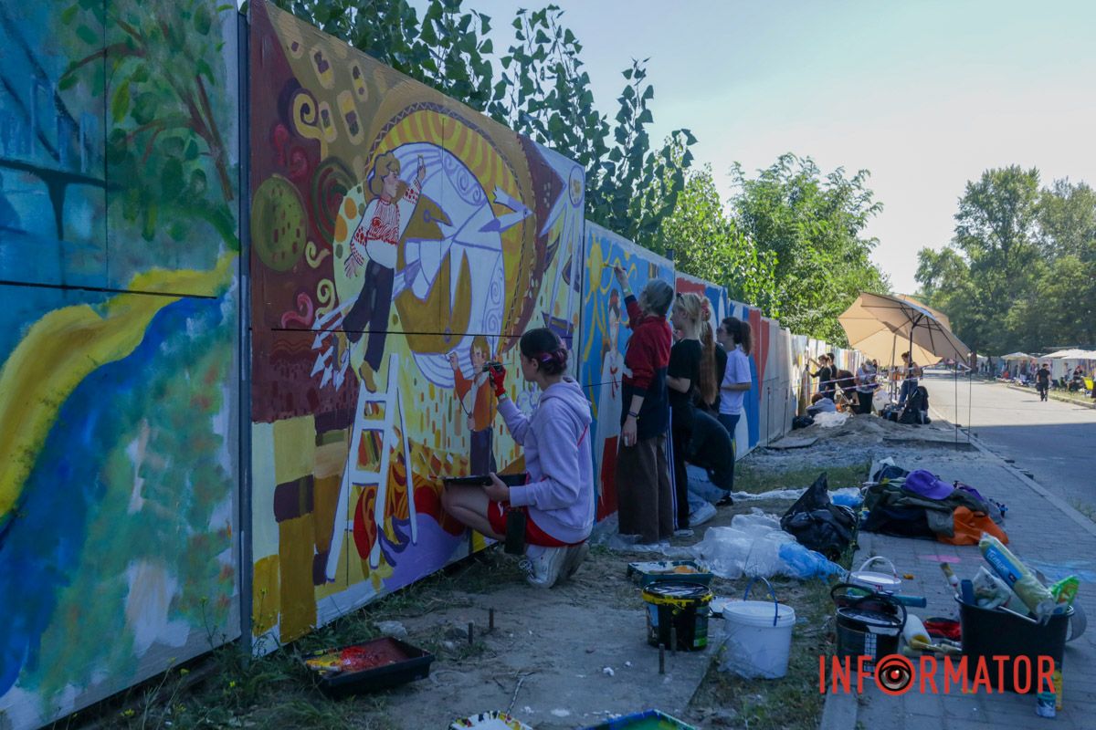 118 секций и сотни квадратных метров живописи: в Днепре художники создают масштабные муралы под открытым небом.