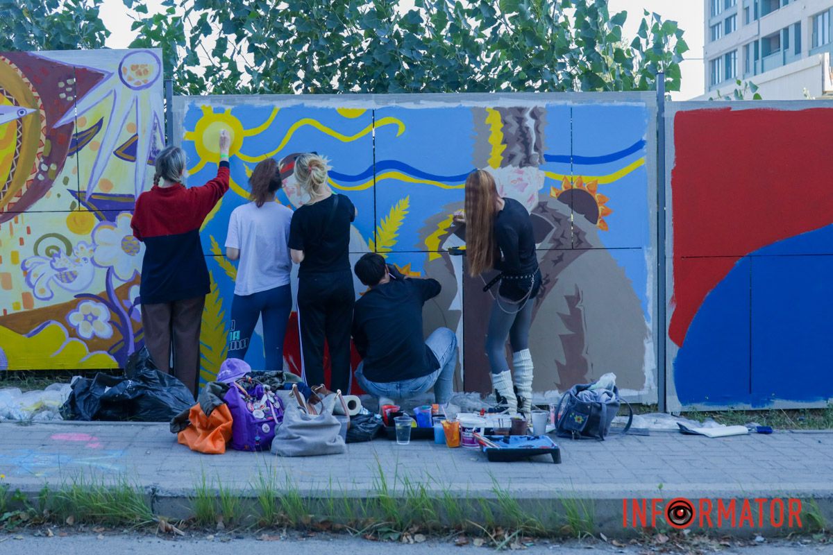 118 секций и сотни квадратных метров живописи: в Днепре художники создают масштабные муралы под открытым небом.