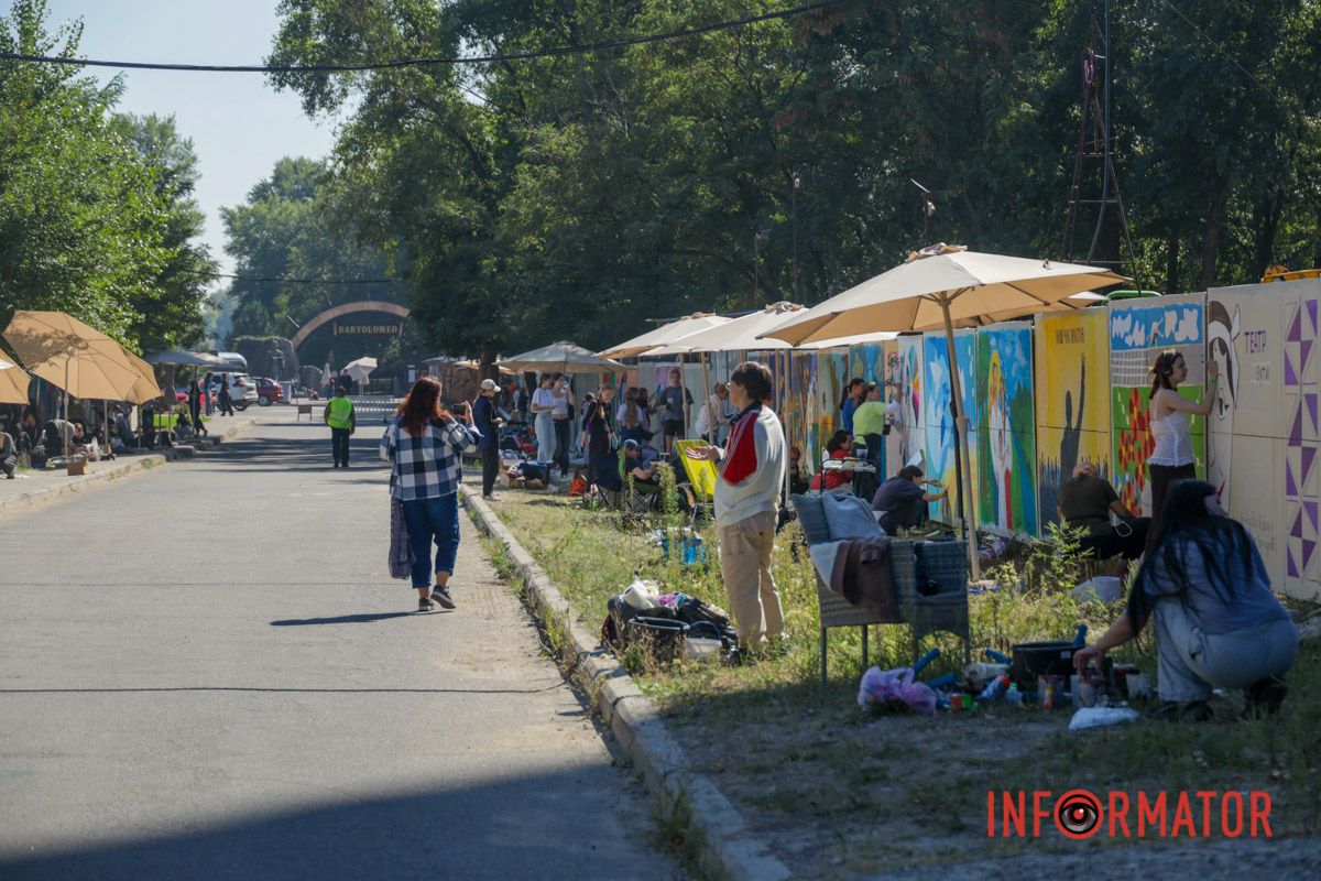 118 секций и сотни квадратных метров живописи: в Днепре художники создают масштабные муралы под открытым небом 13