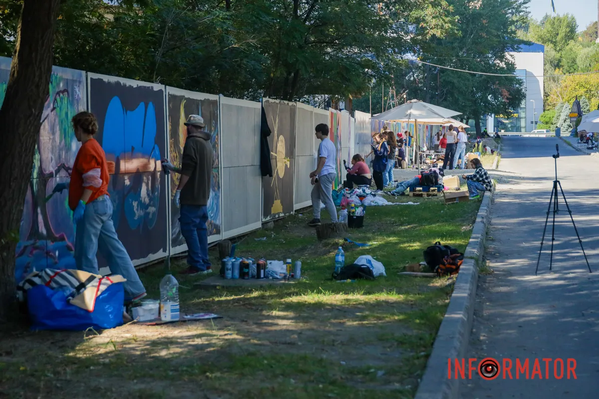 118 секций и сотни квадратных метров живописи: в Днепре художники создают масштабные муралы под открытым небом 52