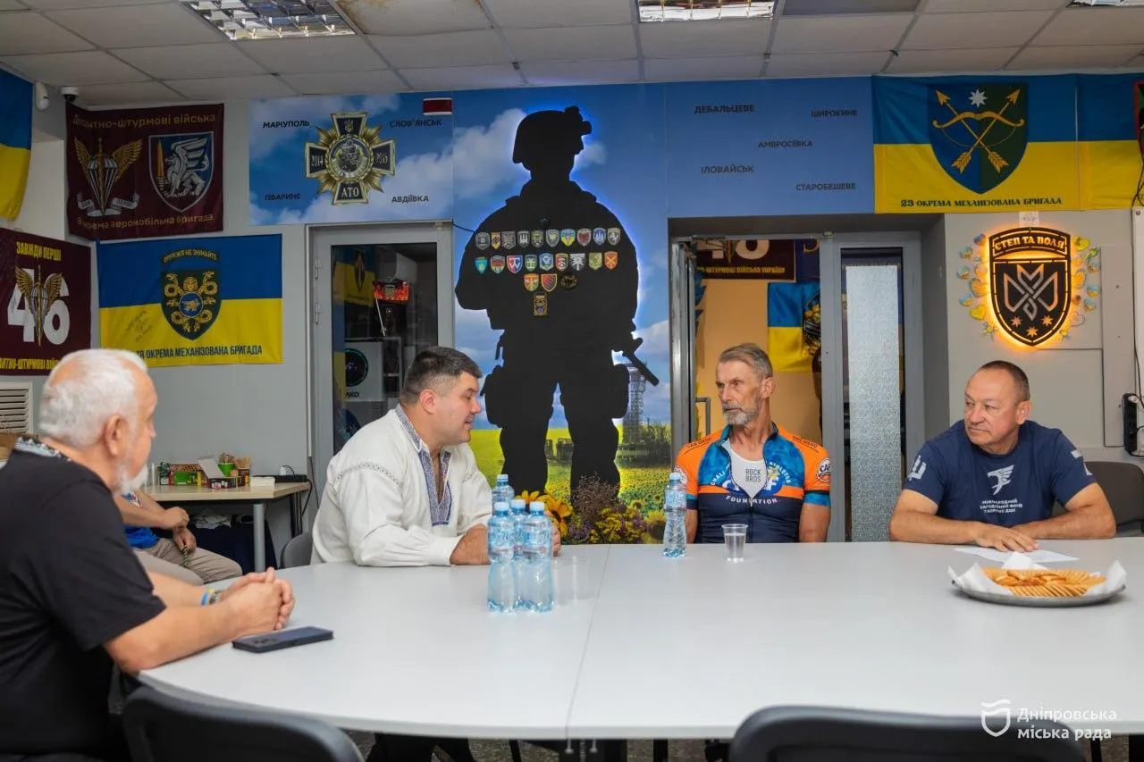 На в’їзді до міста канадського гостя зустріли представники департаменту ветеранської політики Дніпровської міської ради та військовослужбовці 7-го корпусу ДШВ На в’їзді до міста канадського гостя зустріли представники департаменту ветеранської політики Дніпровської міської ради та військовослужбовці 7-го корпусу ДШВ