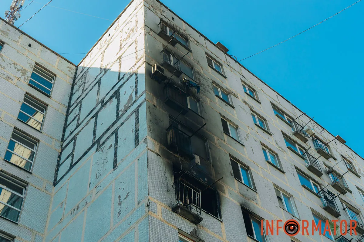Фасад здания и балконы нескольких этажей выгорели и почернели от копоти.
