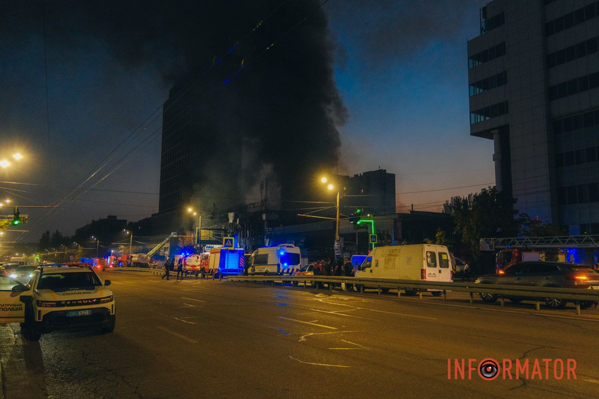 Кількість поранених зросла, вогонь досі вирує, дороги перекриті: як виглядає атакований в Дніпрі ТЦ "Новий Континент" 14