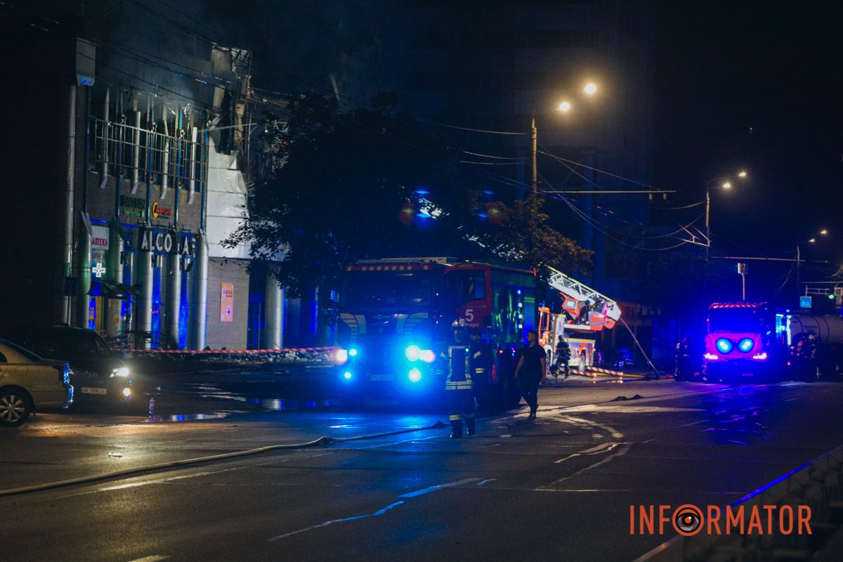Кількість поранених зросла, вогонь досі вирує, дороги перекриті: як виглядає атакований в Дніпрі ТЦ "Новий Континент" 43