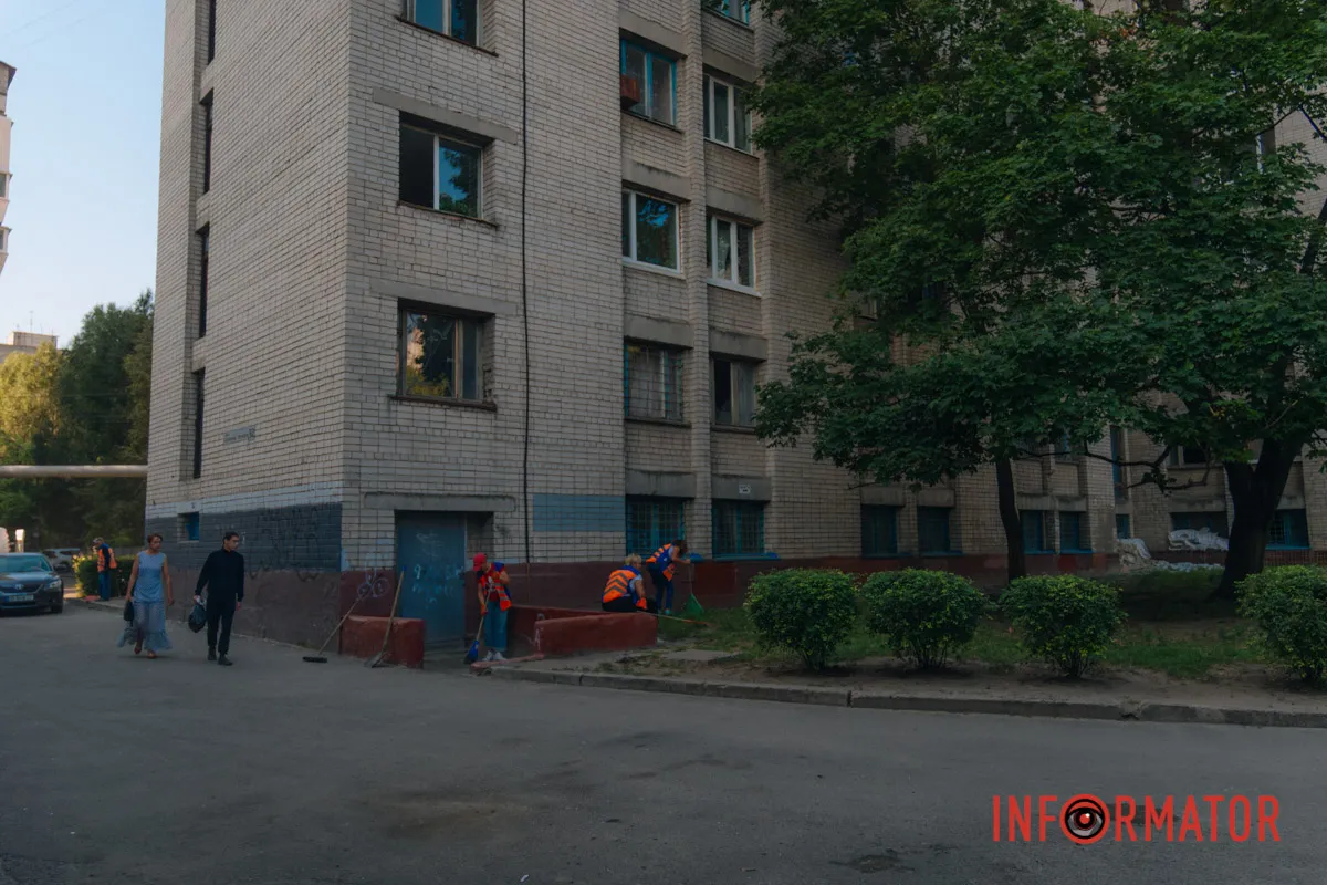 У будинку, який знаходиться поруч, вибиті вікна