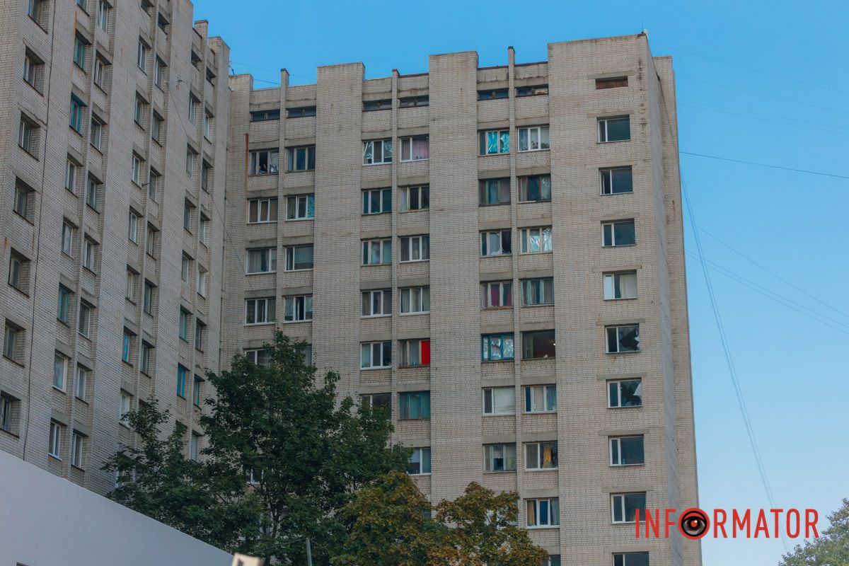 В рамах стирчать уламки скла