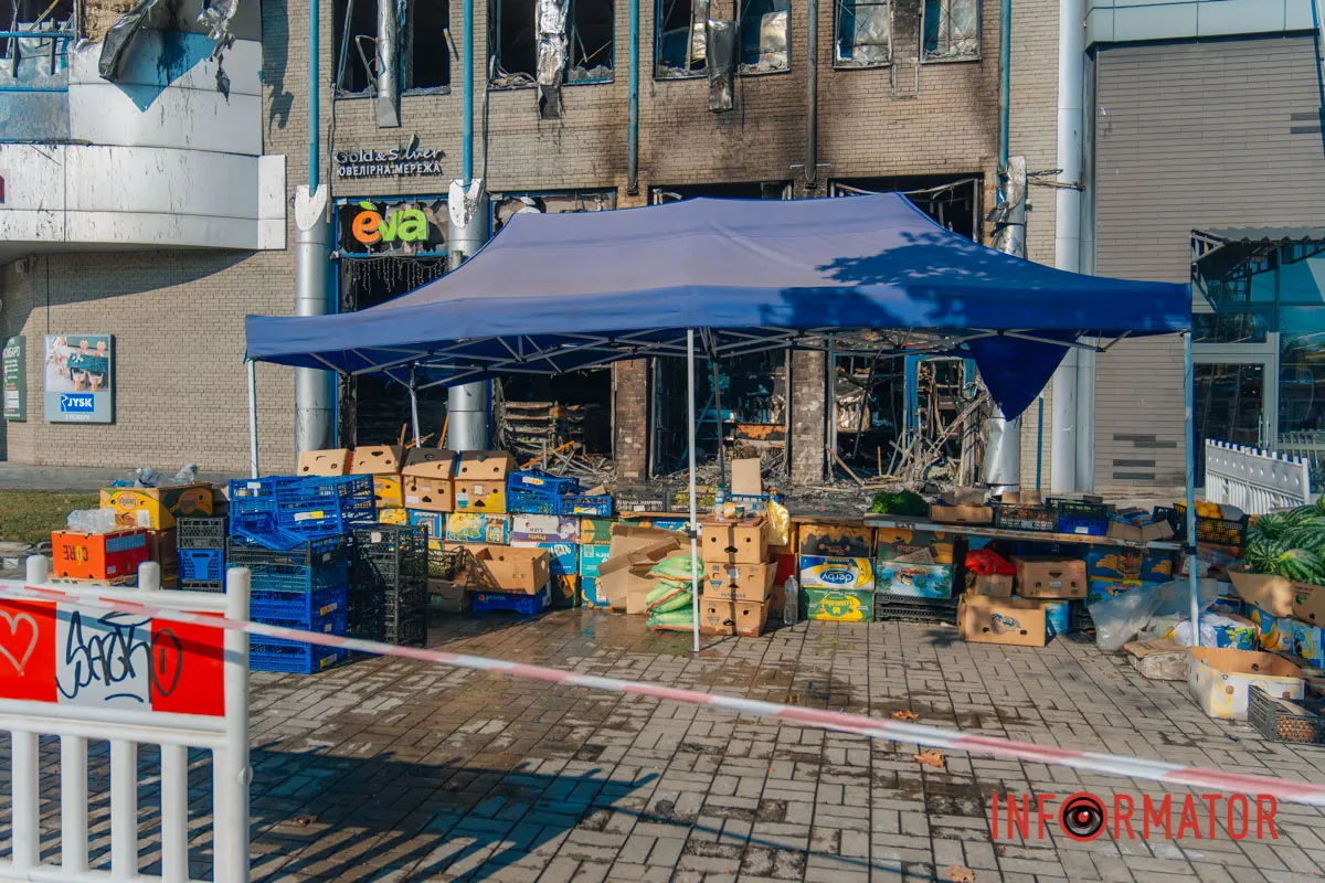 Територію біля ТЦ огородили сигнальною стрічкою