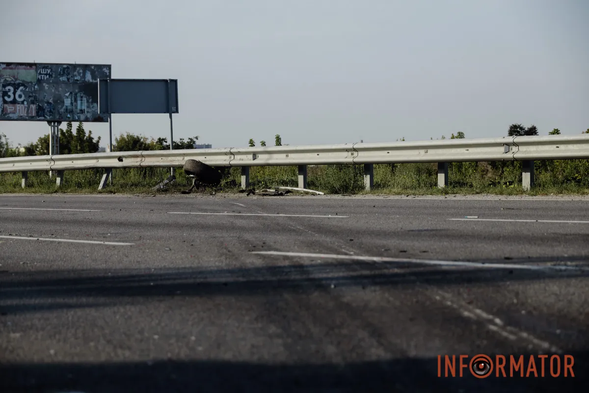 На виїзді з Дніпра зіткнулись дві автівки: в однієї з машин відлетіло колесо 2