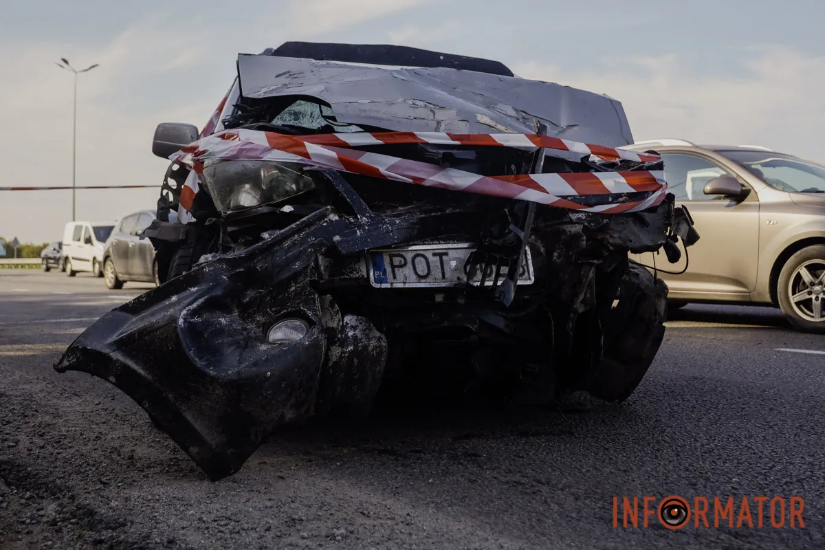 На виїзді з Дніпра зіткнулись дві автівки: в однієї з машин відлетіло колесо 5