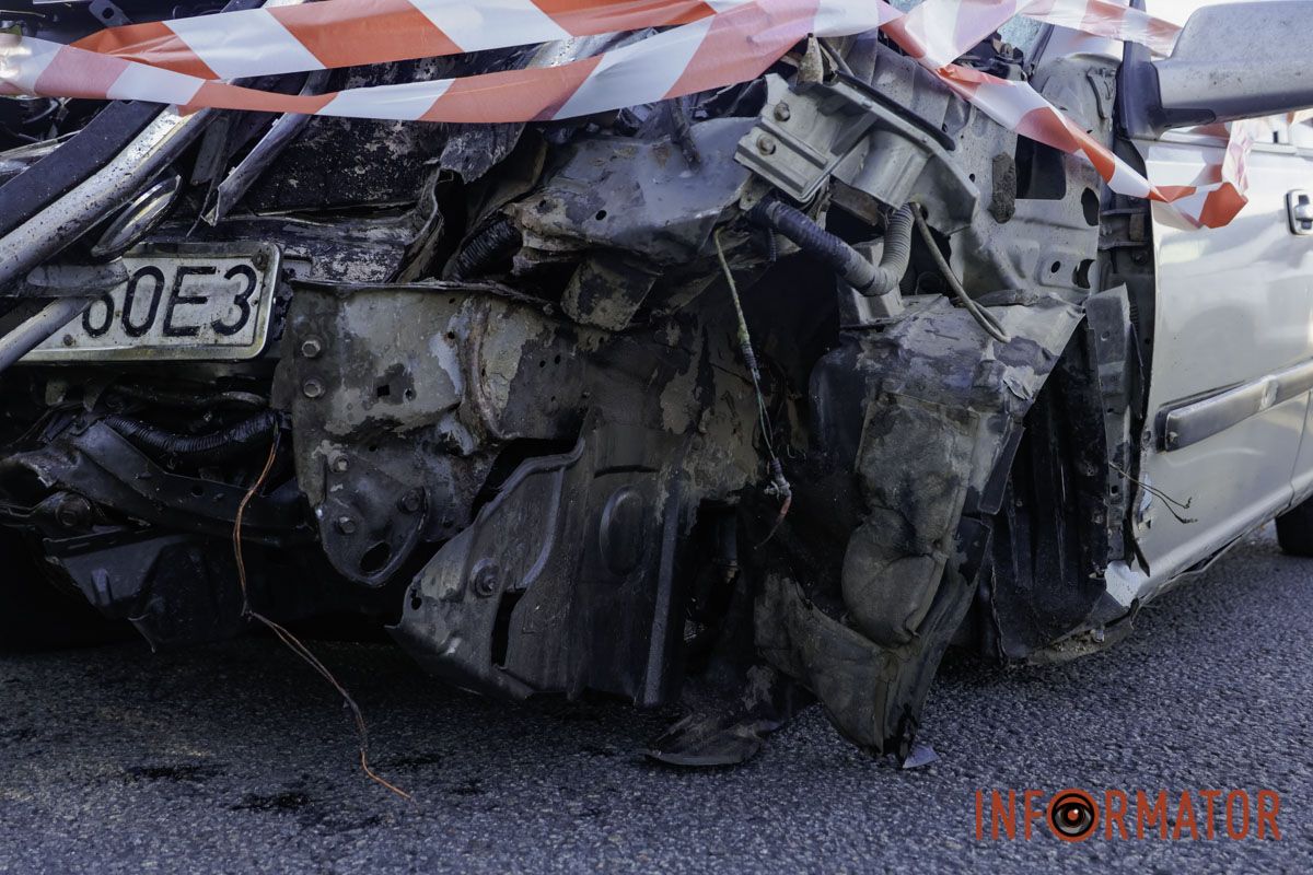 На виїзді з Дніпра зіткнулись дві автівки: в однієї з машин відлетіло колесо 10