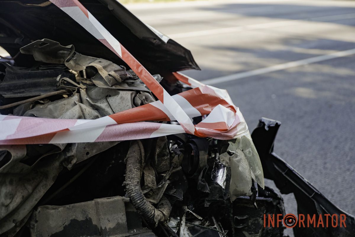 На виїзді з Дніпра зіткнулись дві автівки: в однієї з машин відлетіло колесо 7
