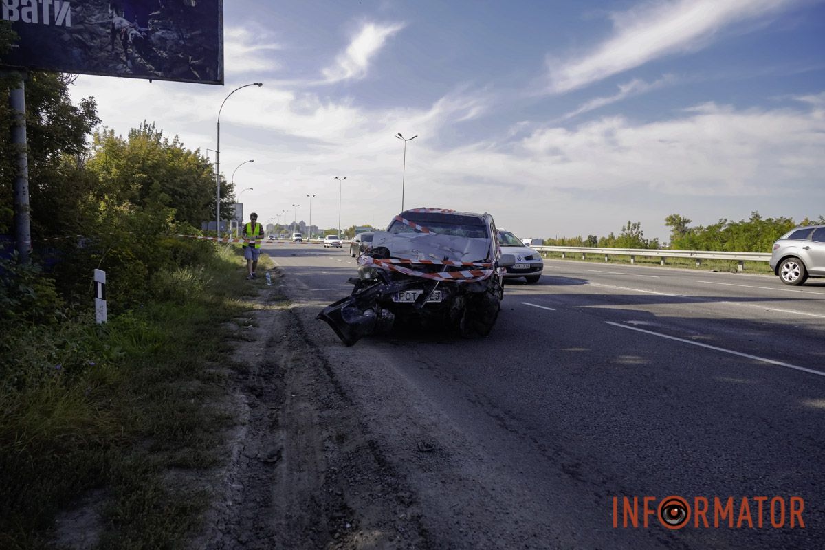 На виїзді з Дніпра зіткнулись дві автівки: в однієї з машин відлетіло колесо 8