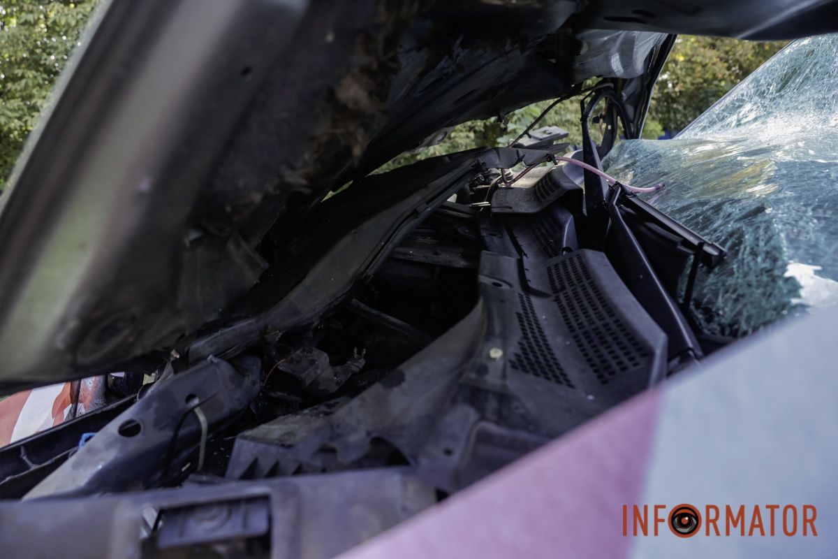 На виїзді з Дніпра зіткнулись дві автівки: в однієї з машин відлетіло колесо 9