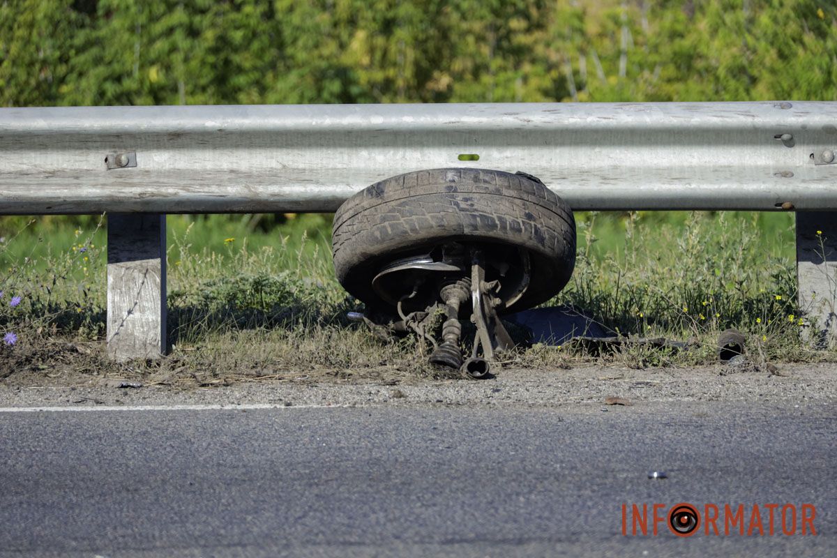 На виїзді з Дніпра зіткнулись дві автівки: в однієї з машин відлетіло колесо 11
