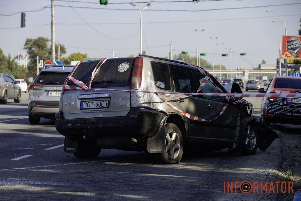 На виїзді з Дніпра зіткнулись дві автівки: в однієї з машин відлетіло колесо 12