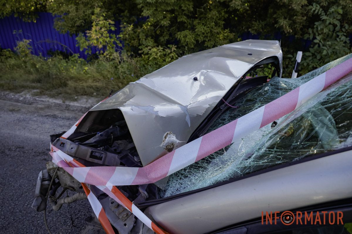 На виїзді з Дніпра зіткнулись дві автівки: в однієї з машин відлетіло колесо 18