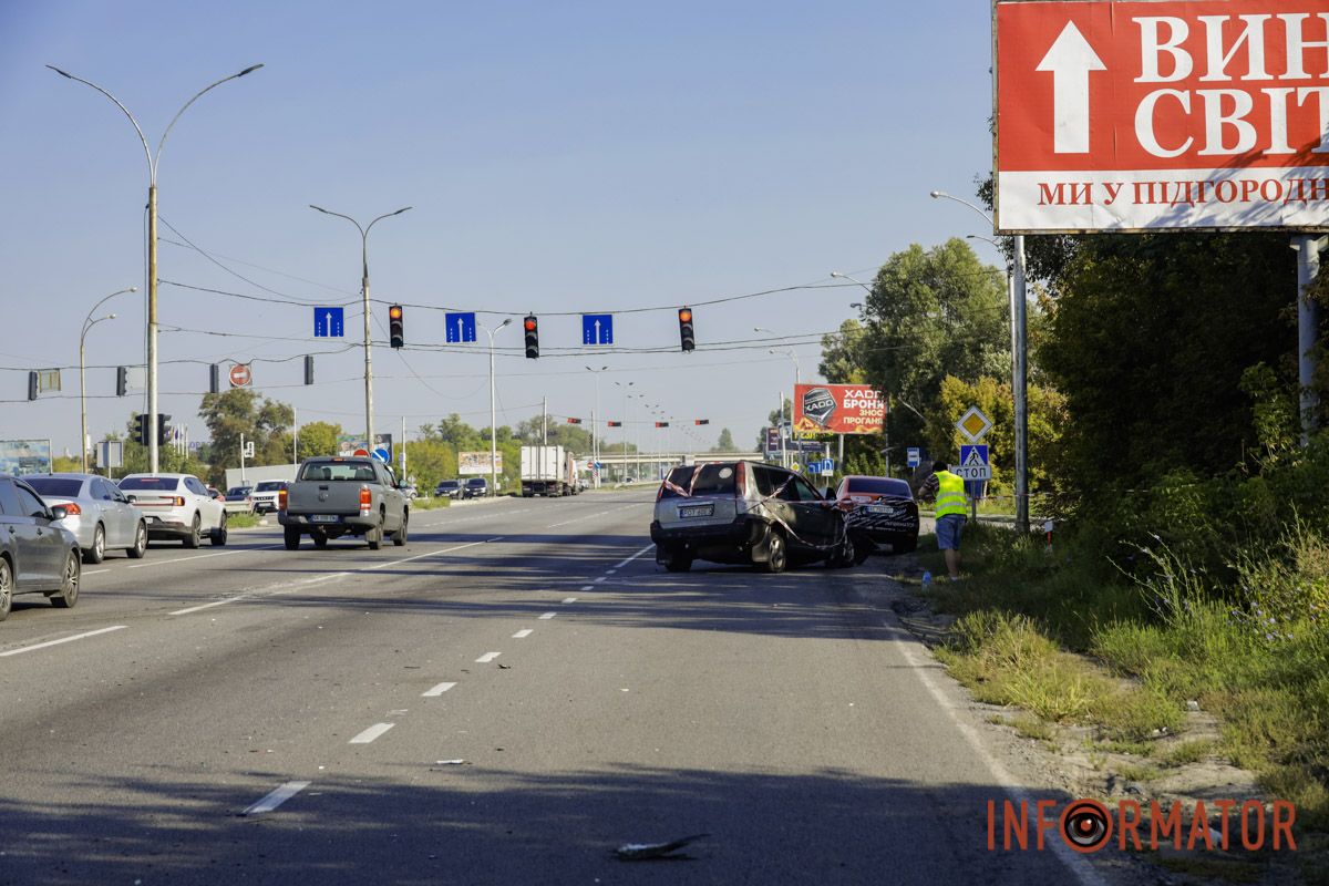 На виїзді з Дніпра зіткнулись дві автівки: в однієї з машин відлетіло колесо 17