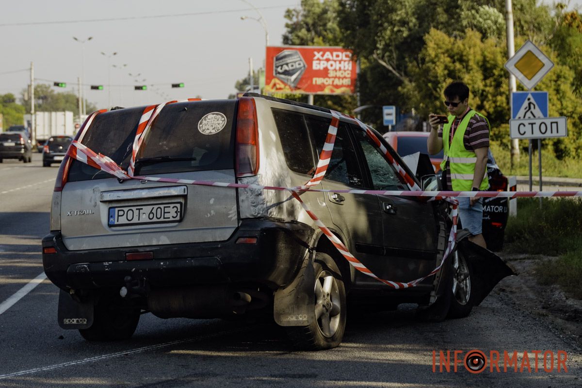 На виїзді з Дніпра зіткнулись дві автівки: в однієї з машин відлетіло колесо 16
