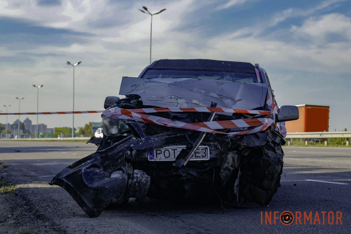 На виїзді з Дніпра зіткнулись дві автівки: в однієї з машин відлетіло колесо 15