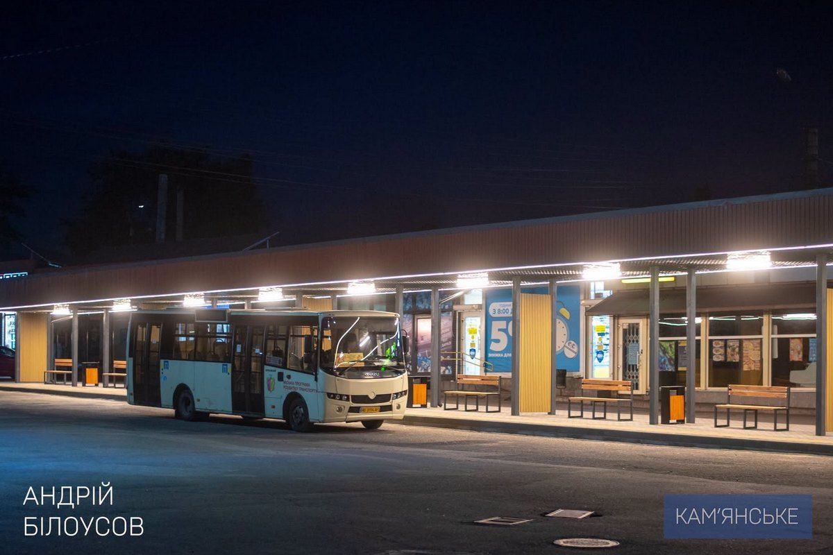 Завершили перший етап капітального ремонту зупинок громадського транспорту У Кам'янському завершили перший етап капітального ремонту зупинок на найбільшій транспортній площі міста 1