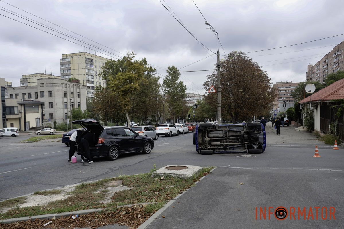 Про це повідомляє інформатор із місця події У Дніпрі на проспекті Олександра Поля зіткнулись BMW та Daihatsu: остання перекинулась на бік 4