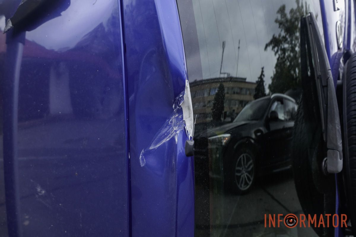 За словами водія Daihatsu, він рухався зі сторони парку ракет У Дніпрі на проспекті Олександра Поля зіткнулись BMW та Daihatsu: остання перекинулась на бік 5