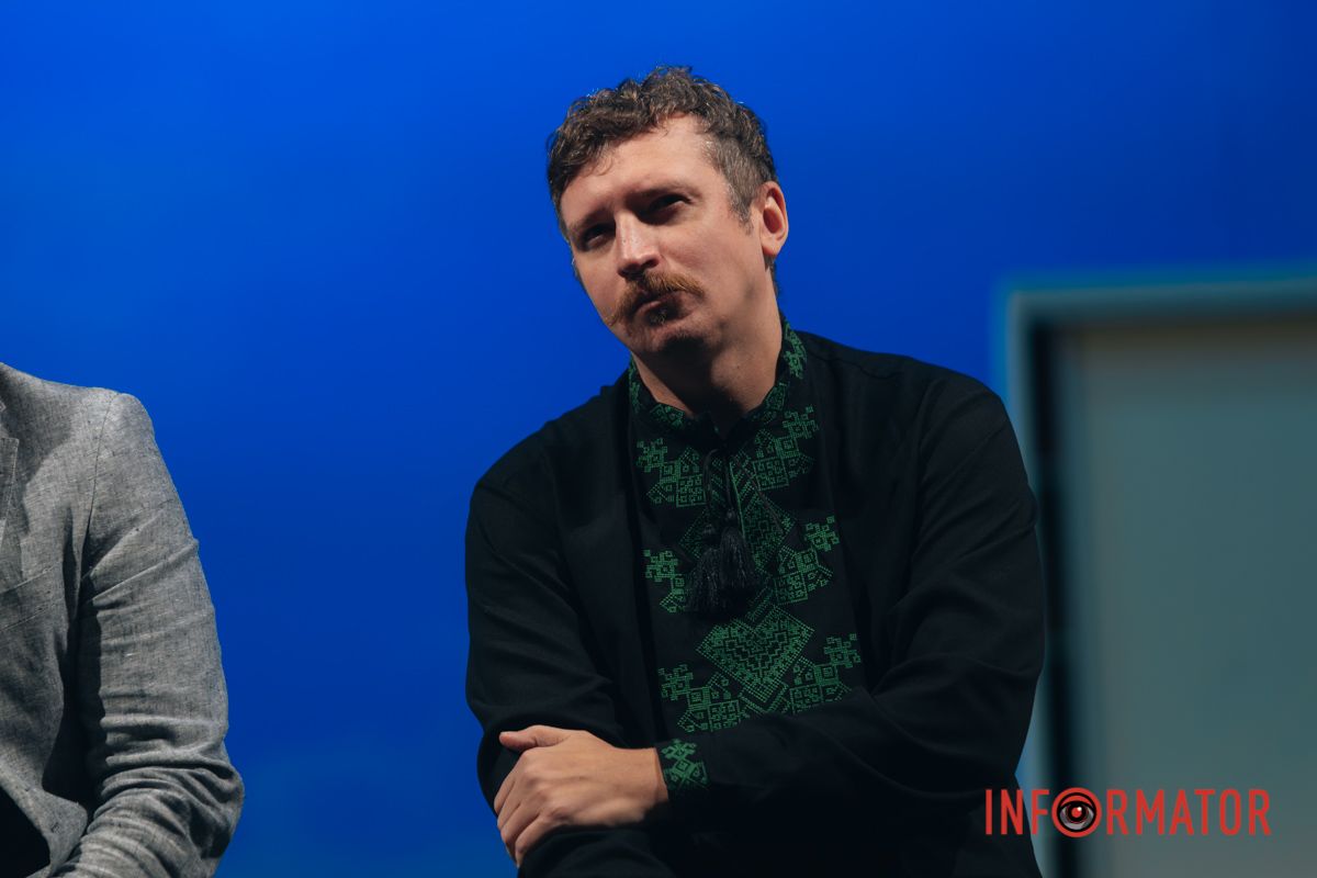 Головний режисер Олексій Клеменов розповів, що впродовж дійства всі персонажі та обставини навколо них постійно змінюються