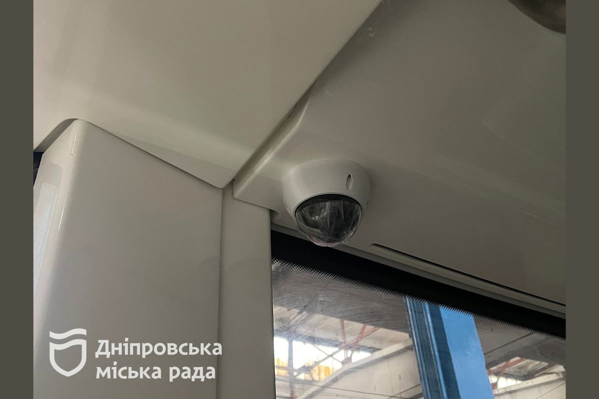 Також вагон обладнаний відеонаглядом та кондиціонуванням