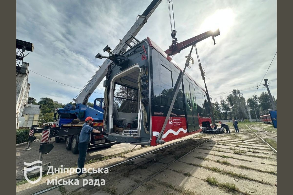 Наразі вагон проходить збірку та налаштування після розвантаження