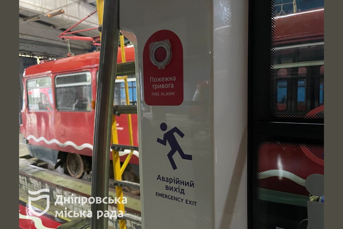 Транспорт має інформаційні табло, аудіооповіщення про зупинки та написи шрифтом Брайля