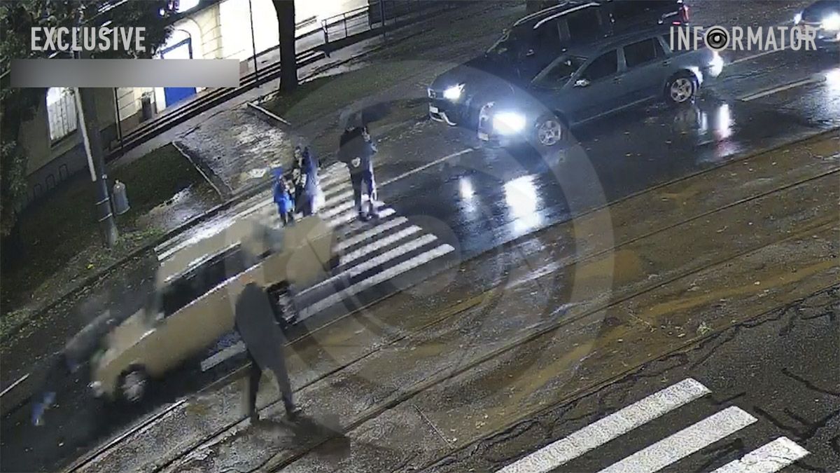 Відео моменту: у Дніпрі на проспекті Хмельницького на очах у дитини ВАЗ збив жінку на переході