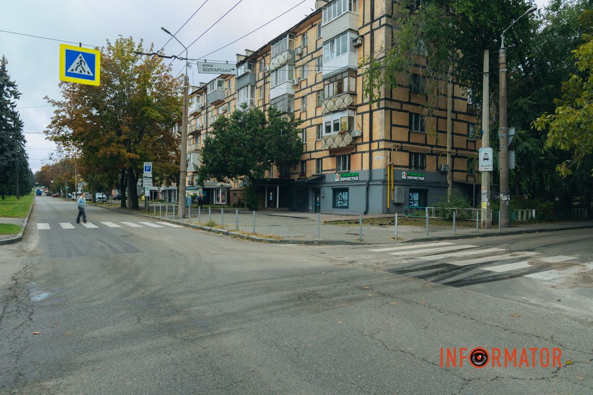 Навіть пішохідні переходи у цій зоні потребують оновлення розмітки та облаштування понижень бордюрів для маломобільних груп населення