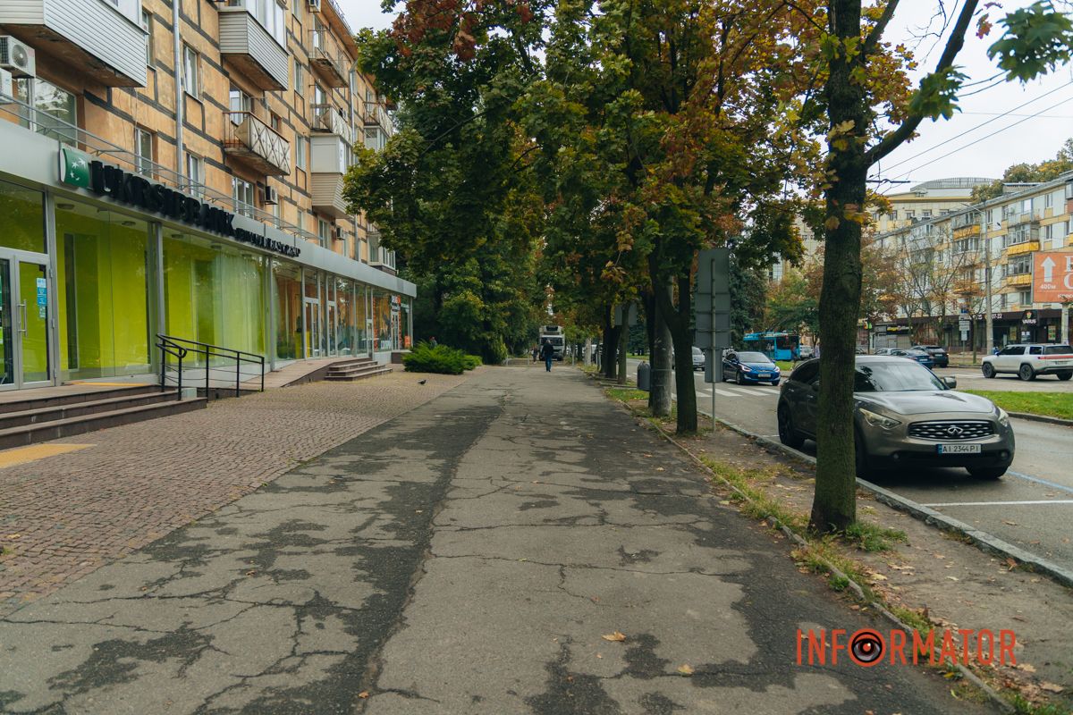 Тротуари регулярно потерпають від хаотичного паркування та проїзду автомобілів