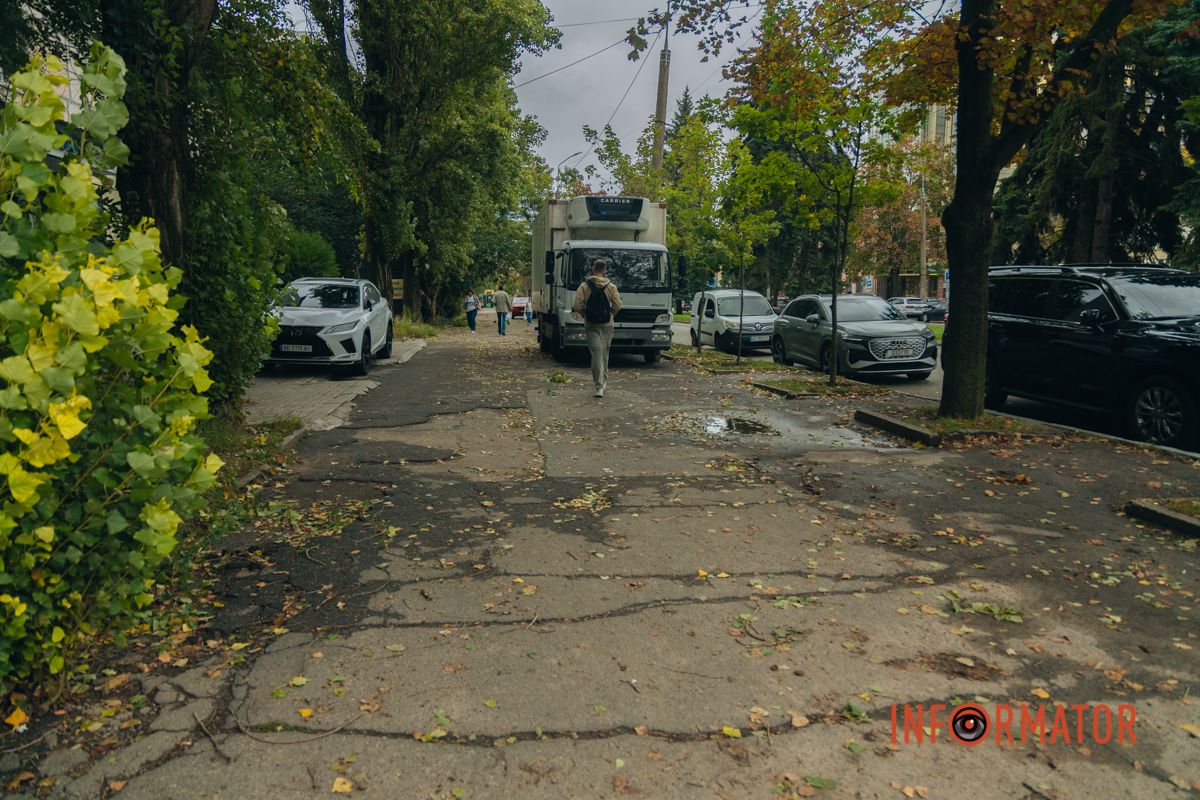 Асфальтне покриття тротуарів вкрите численними тріщинами, дороги покриті вибоїнами