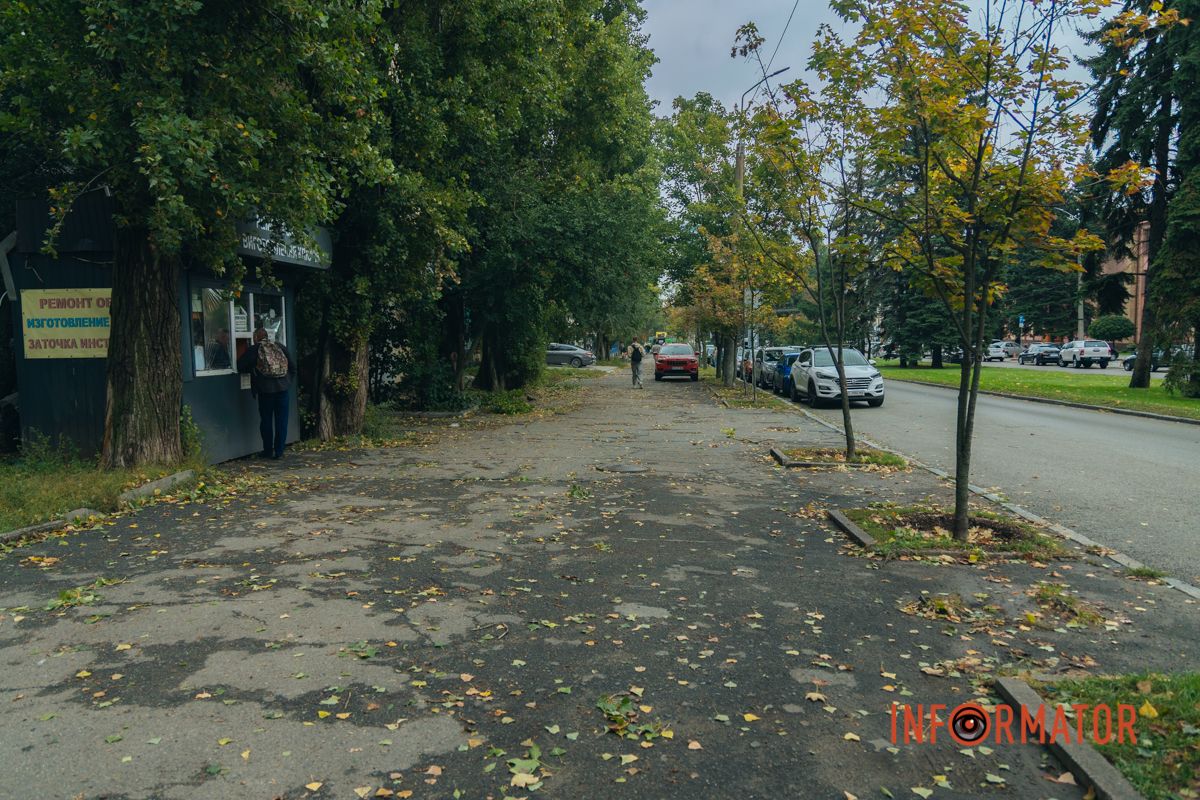 Також на ділянці відсутнє належне розмежування простору між пішоходами та транспорто