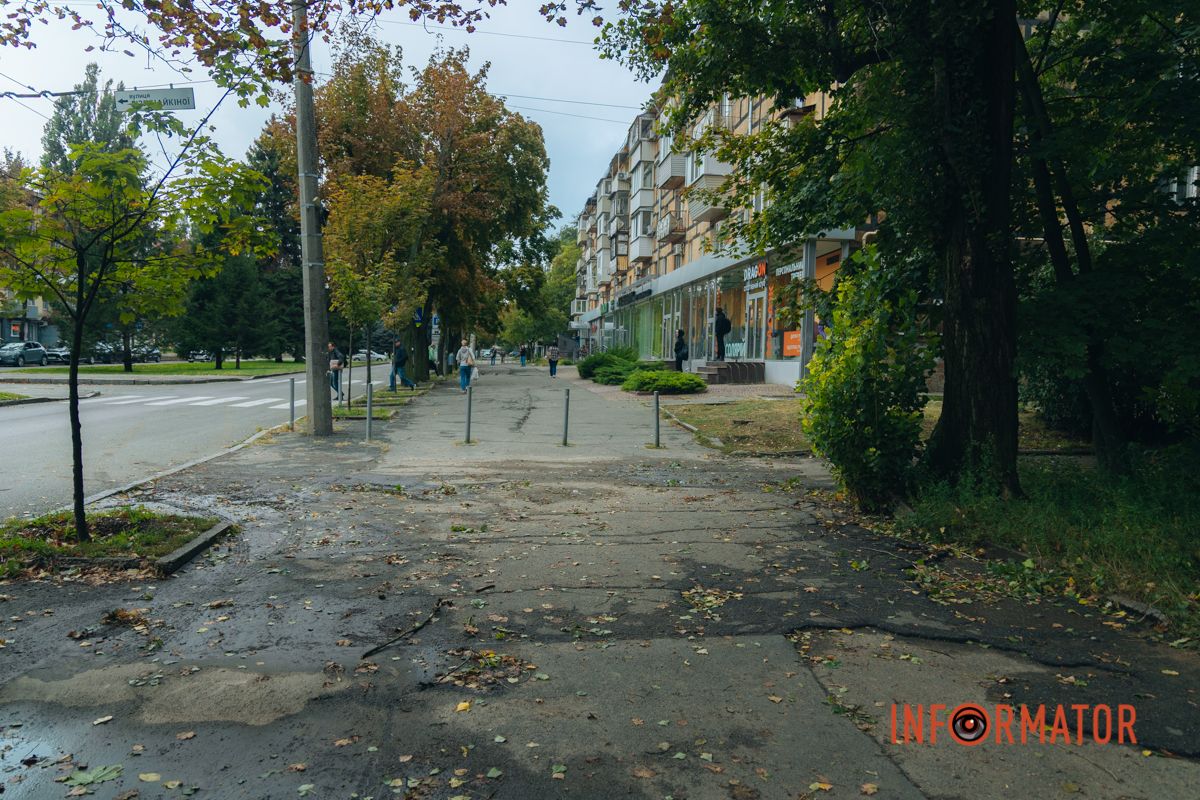  ширина тротуарів з обох боків вулиці дозволяє облаштувати повноцінний простір для велосипедистів