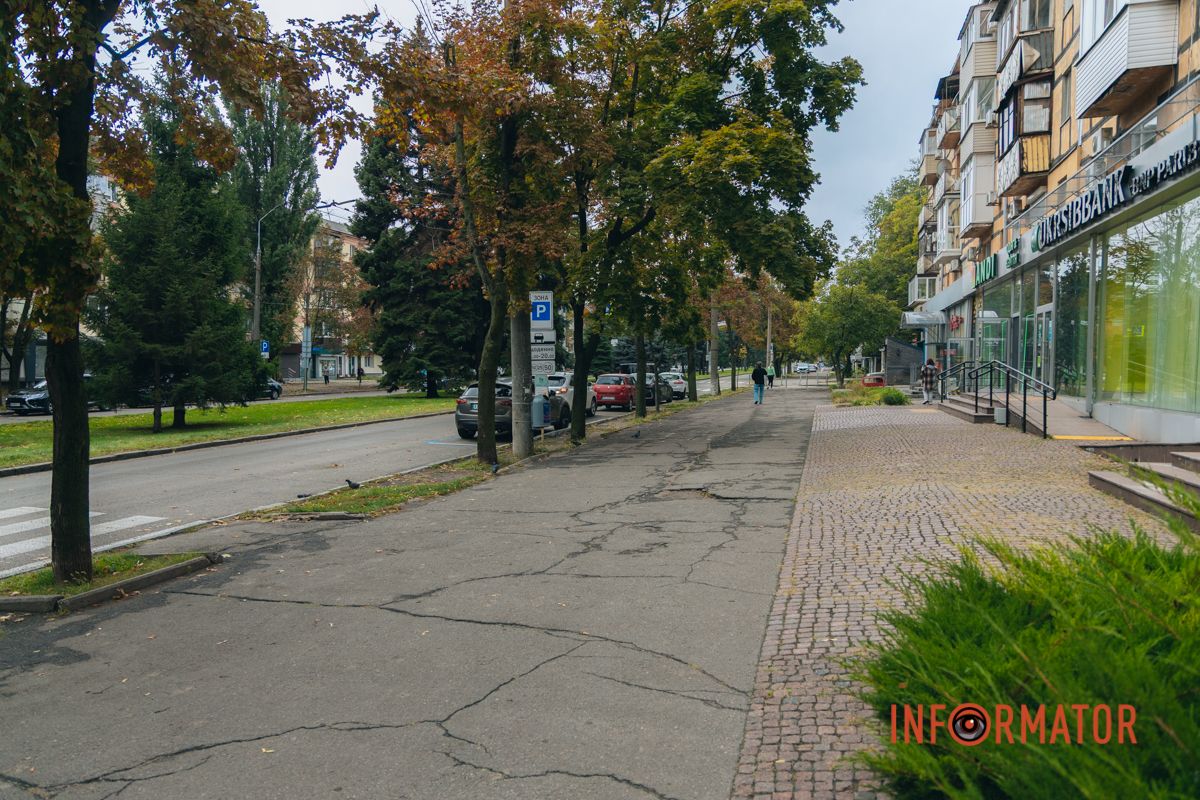 Вільний простір між тротуаром і фасадами будинків використають для влаштування локальних місць відпочинку та розміщення вуличних меблів