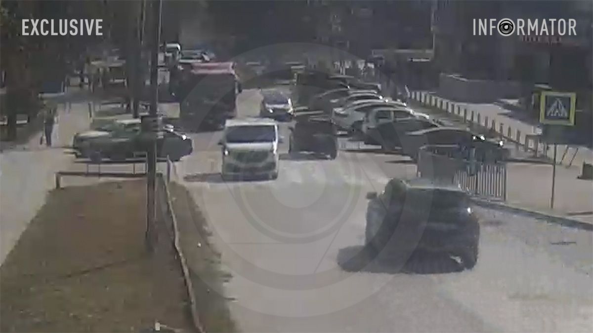Відео моменту: у Дніпрі на вулиці 20-річчя Перемоги Daewoo служби охорони "Гуард" виїхав на зустрічку та врізався в інше авто