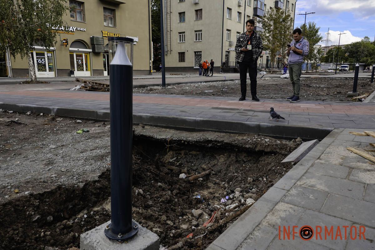 Знаходиться поблизу м'ясного магазина