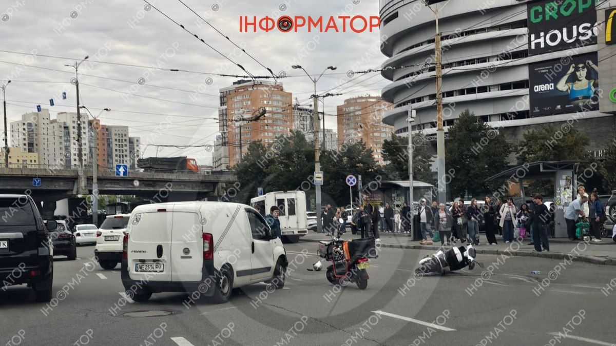 На з’їзді з Нового мосту Fiat збив чоловіка на скутері На з’їзді з Нового мосту Fiat збив чоловіка на скутері