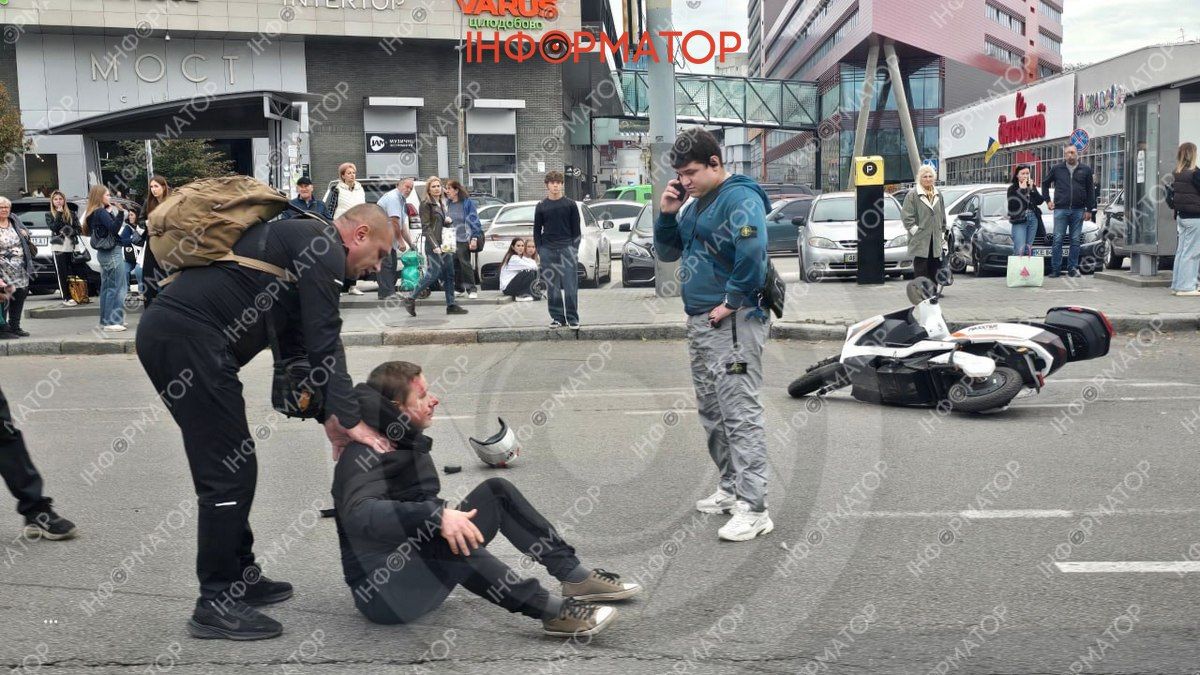 Чоловіку знадобилася допомога медиків, на місці працювала "швидка" Чоловіку знадобилася допомога медиків, на місці працювала "швидка"