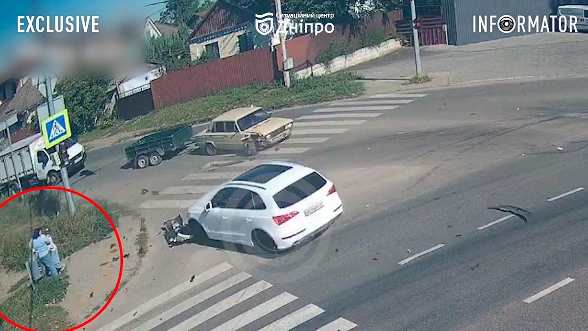 Ледь не збили жінку з дитиною на тротуарі: у Дніпрі на Донецькому шосе на перехресті зіштовхнулись три автівки