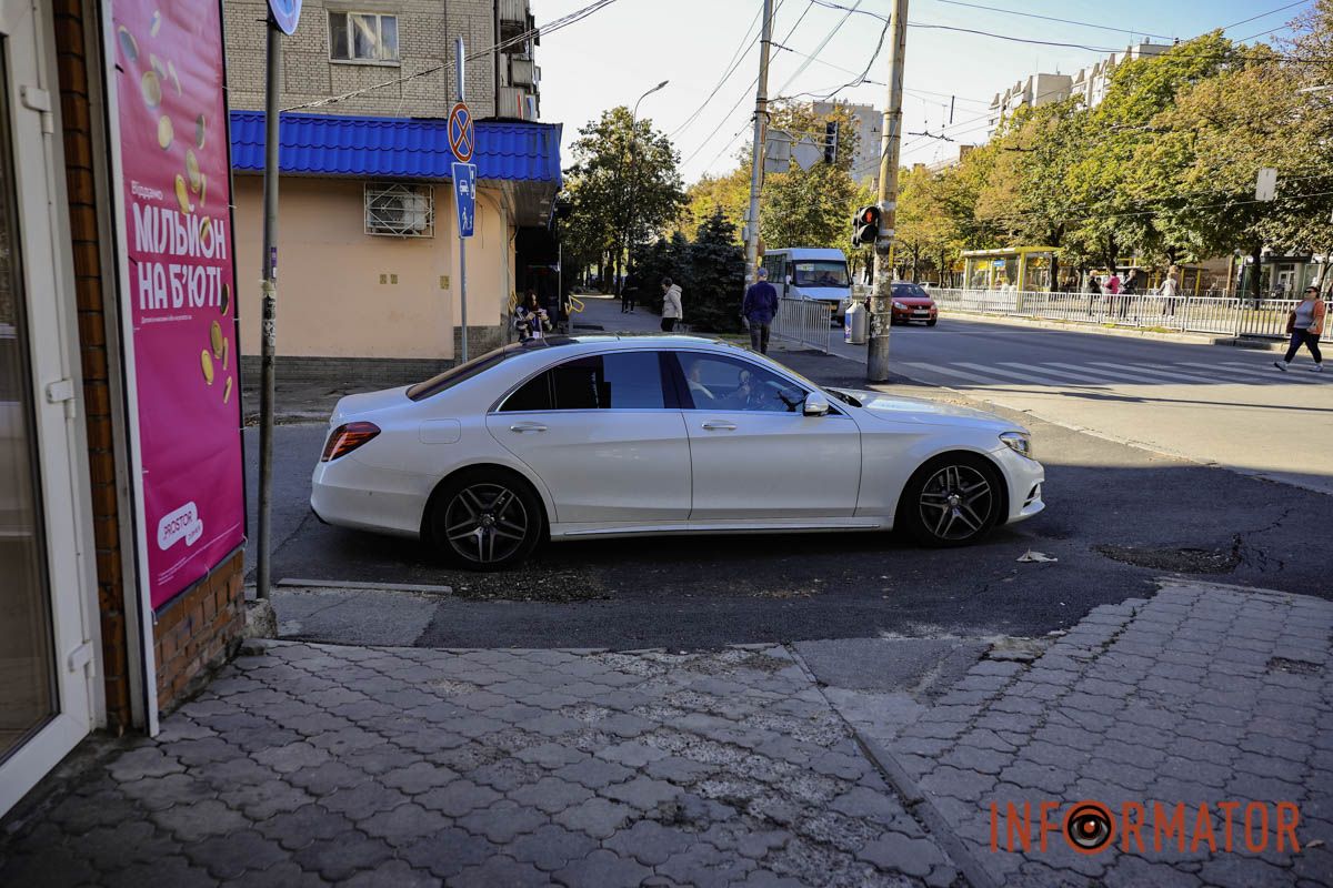 Глубокие ямы на оживленном перекрестке могут стать причиной ДТП